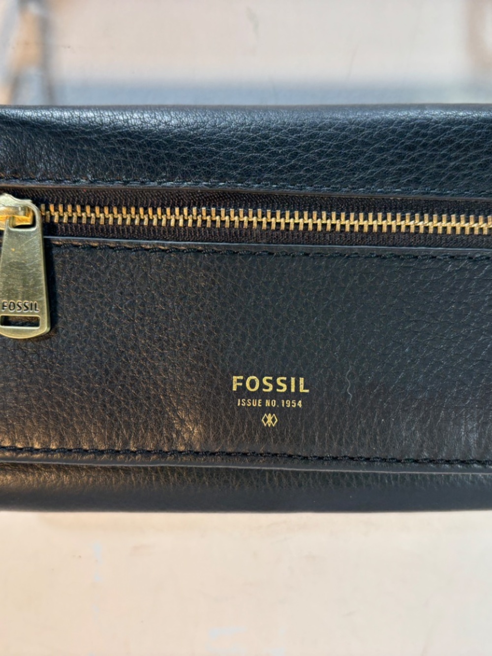 FOSSIL USA-NWT$146.00       LAST ONE FOREVER, CELL PHONE WALLET ,CROSSBODY STRAP